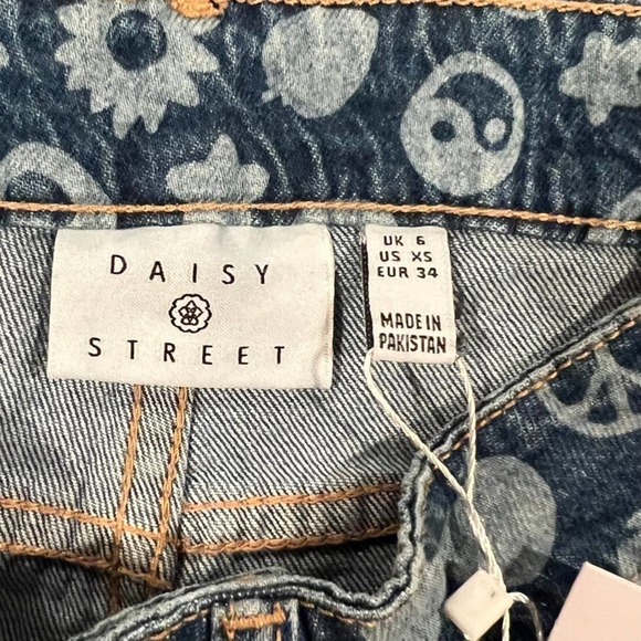 Daisy Street High Rise Mom Jeans - Picture 6 of 9